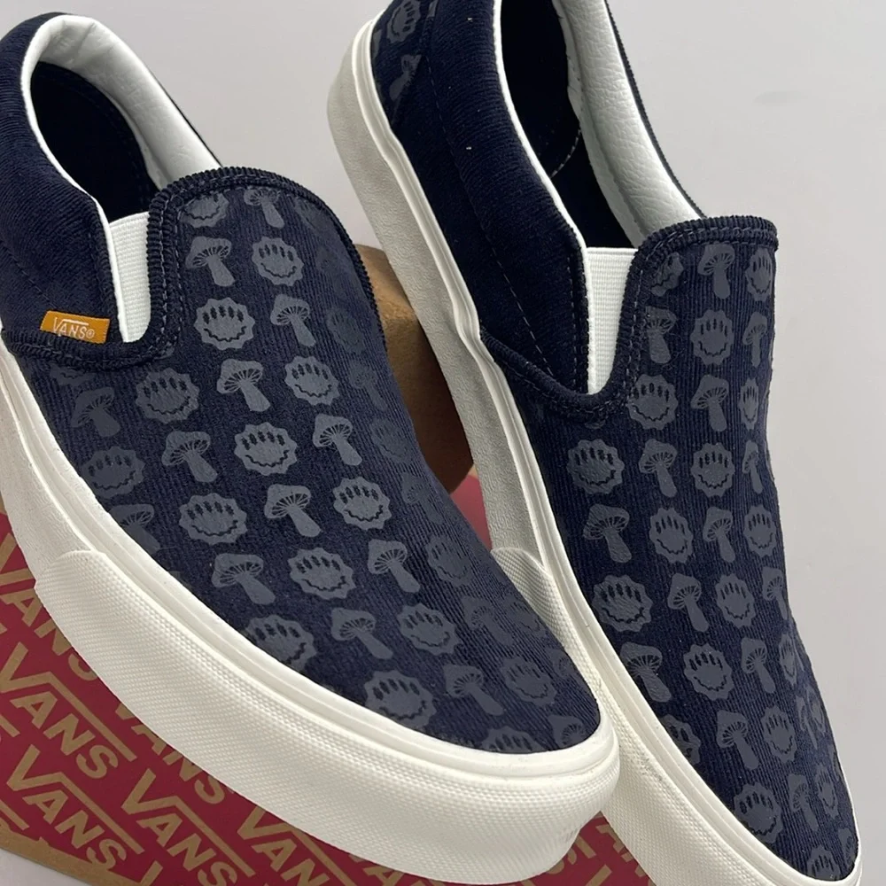 Vans Men’s Classic Slip-On
Trippy Cord Dark Navy
VN0A7Q5DDNV Sneakers - Picture 5 of 16
